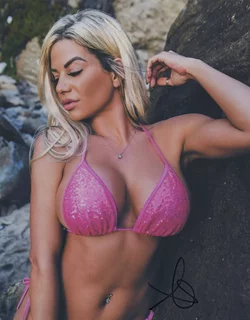 Ashelena Ragg autograph