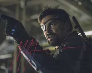 Manu Bennett autograph