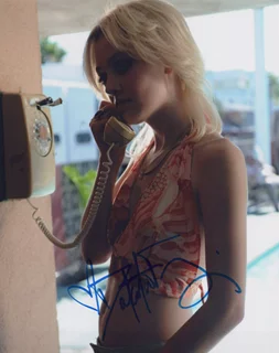 Dakota Fanning autograph