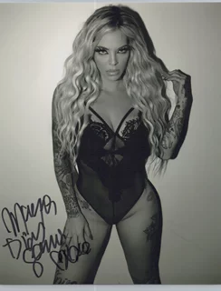 Mayra Dias Gomes autograph