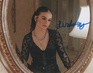 Lindsey Keefe autograph