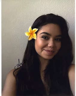 Auli'i Cravalho autograph