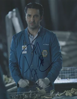 Pej Vahdat autograph