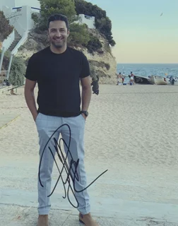 Pej Vahdat autograph