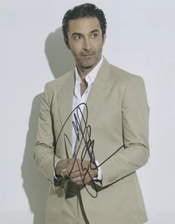 Pej Vahdat autograph