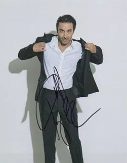 Pej Vahdat autograph