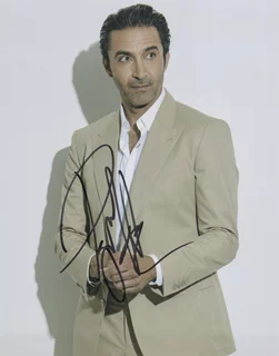 Pej Vahdat autograph