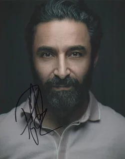 Pej Vahdat autograph