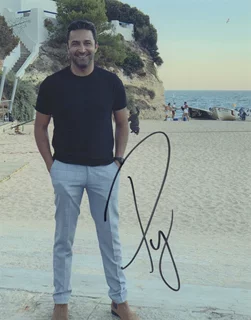 Pej Vahdat autograph