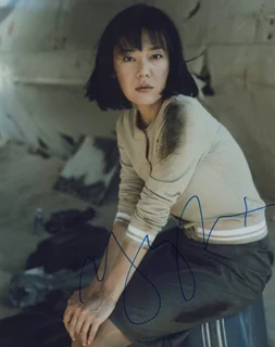 Yunjin Kim autograph