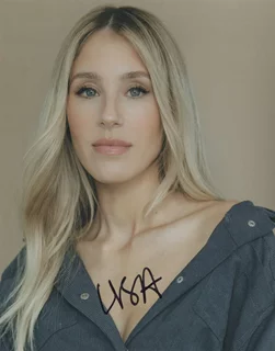 Lisa Gilroy autograph