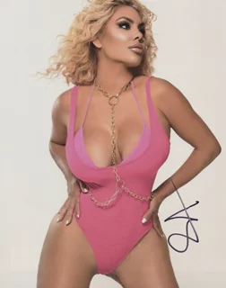 Roxy Aguirre autograph