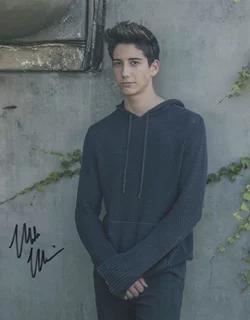Milo Manheim autograph