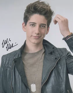 Milo Manheim autograph
