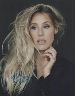 Lisa Gilroy autograph