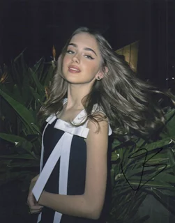 Julia Butters autograph