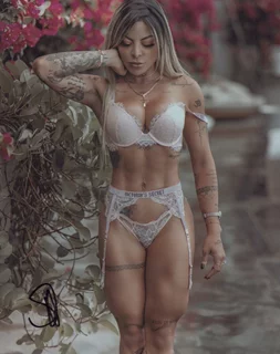 Vivyy Ferrari autograph