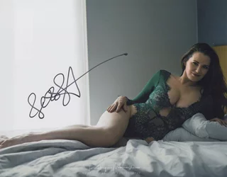 Jess Leann autograph