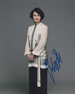 Elizabeth McGovern autograph