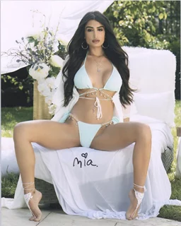 Mia Ventura autograph