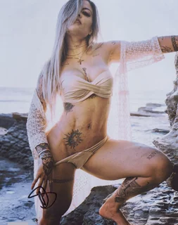 Vivyy Ferrari autograph