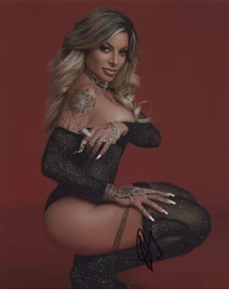 Vivyy Ferrari autograph