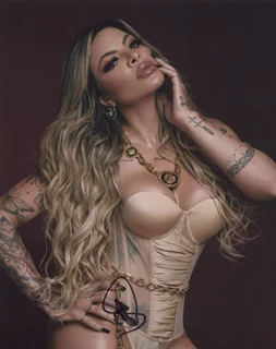 Vivyy Ferrari autograph