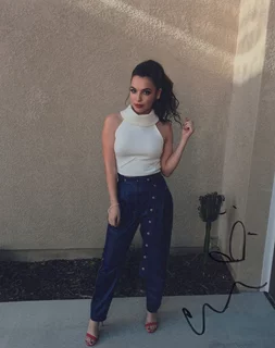 Isabella Gomez autograph