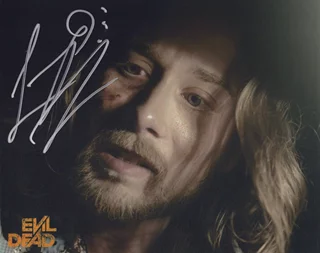 Lou Taylor Pucci autograph