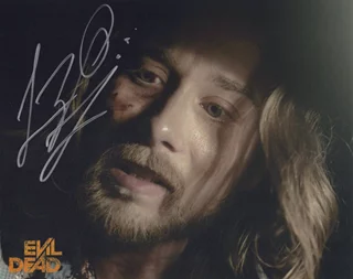 Lou Taylor Pucci autograph