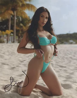 Luna Lavine autograph