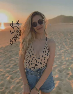 Lisa Gilroy autograph