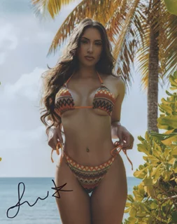 Luna Lavine autograph