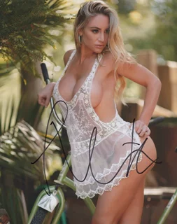 Nikki Lynn autograph