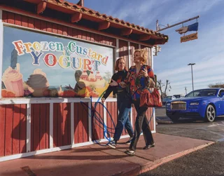 Hannah Einbinder autograph