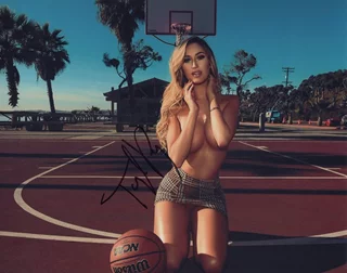 Taylor Ray autograph