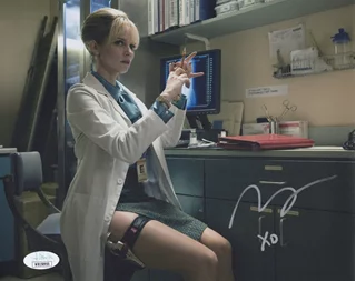 Marley Shelton autograph