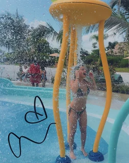 Isabella Gomez autograph