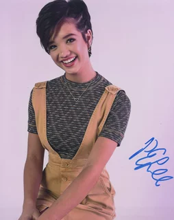 Peyton Elizabeth Lee autograph