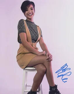 Peyton Elizabeth Lee autograph