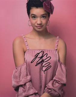 Peyton Elizabeth Lee autograph