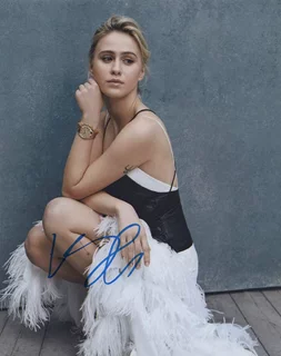 Maria Bakalova autograph