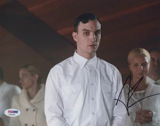 Ari Millen autograph