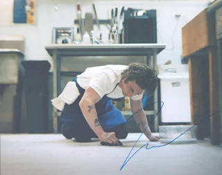 Jeremy Allen  White autograph