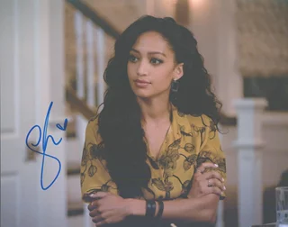 Samantha Logan autograph
