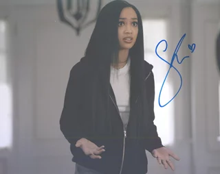 Samantha Logan autograph