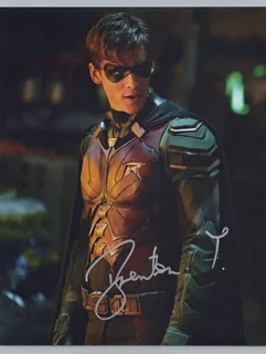 Brenton Thwaites autograph