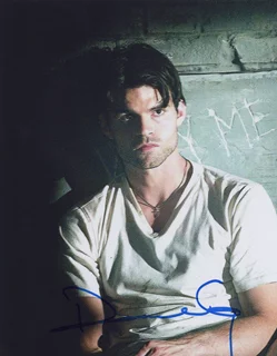 Daniel Gillies autograph