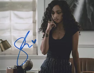 Samantha Logan autograph