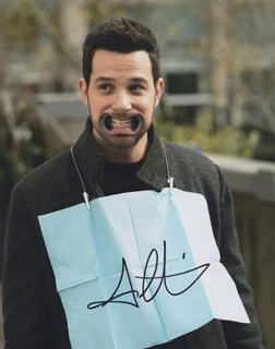 Skylar Astin autograph